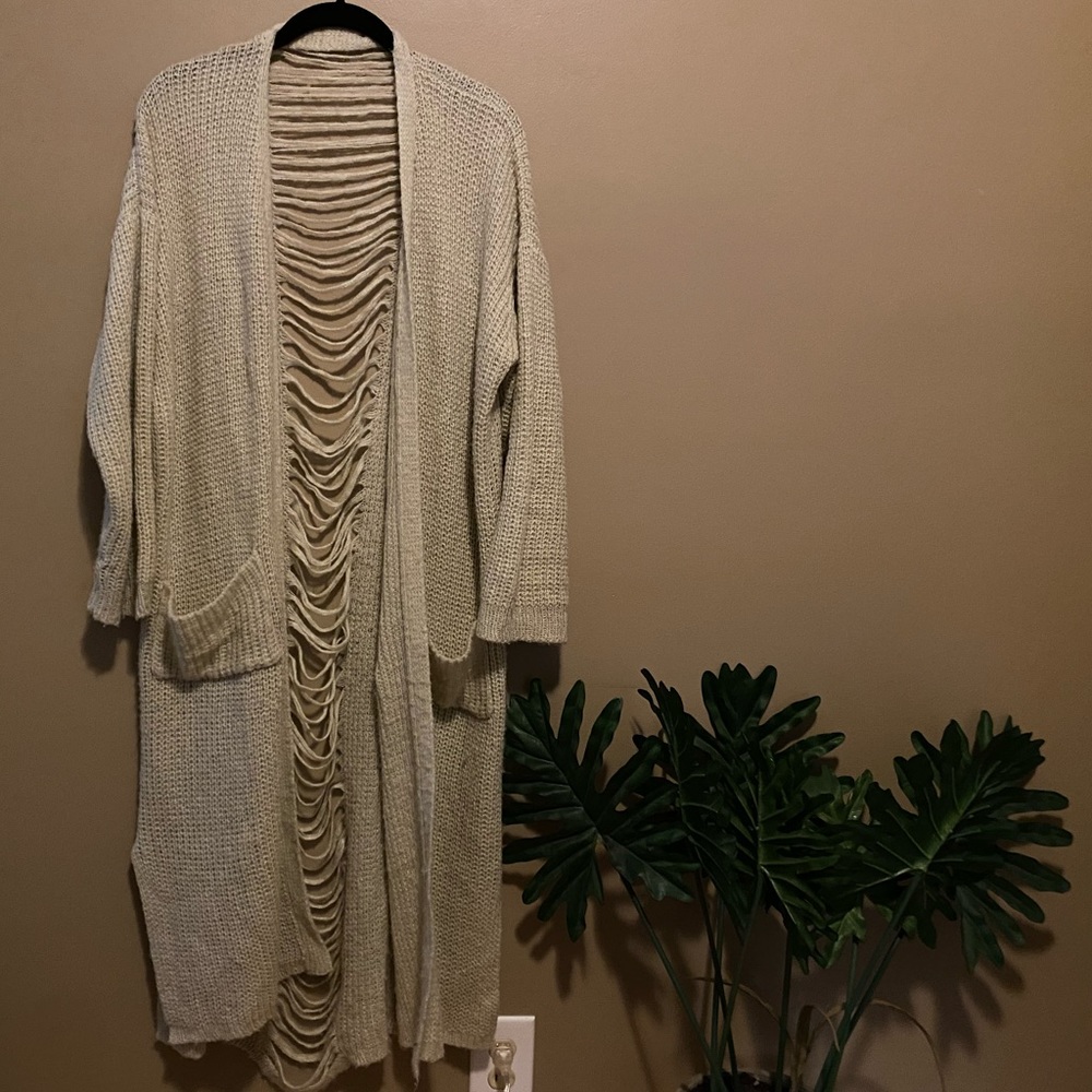 Cardigan with cut in the back.